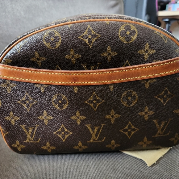 Louis Vuitton Blois Crossbody - Picture 10 of 16
